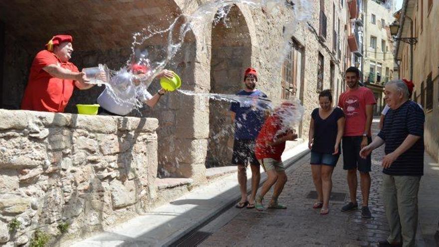 Els participants a la roda de premsa assagen la remullada de diumenge