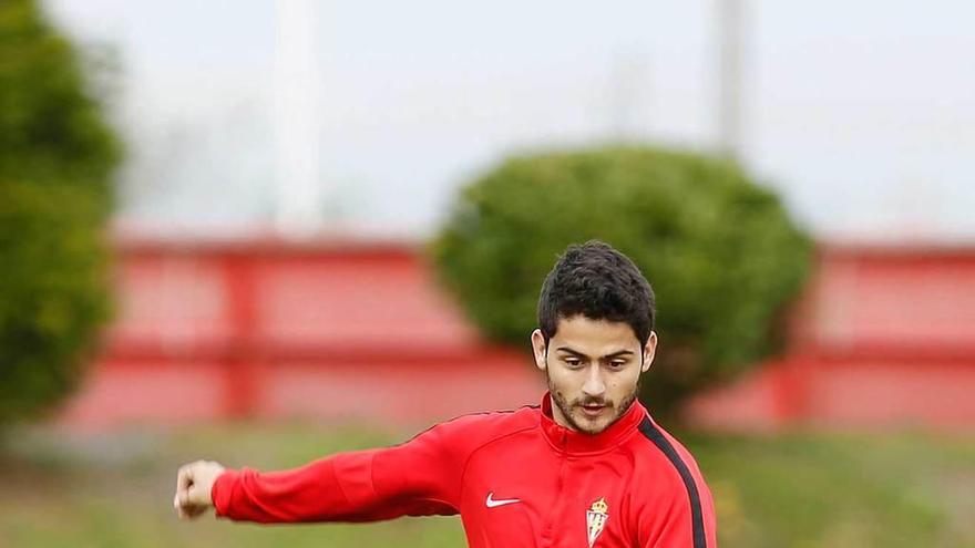 Nacho Cases golpea el balón en el entrenamiento de ayer en Mareo.