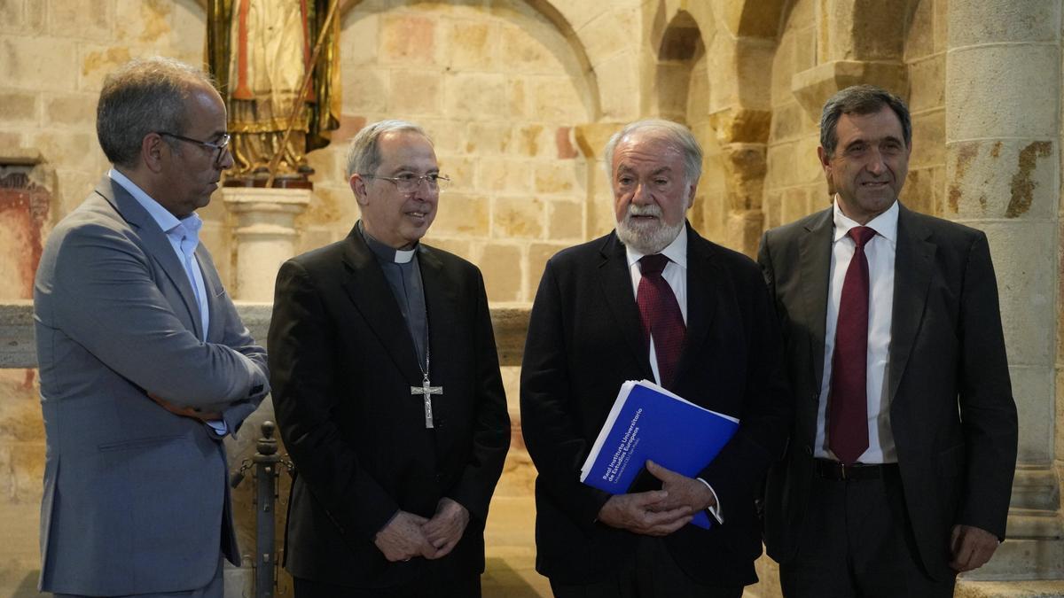 En el centro, Fernando Valera y Jaime Mayor Oreja.