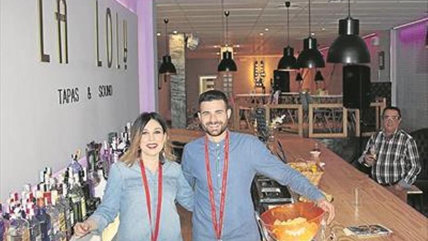 La lola tapas&amp;sound se ha convertido en uno de los locales de moda de el carpio