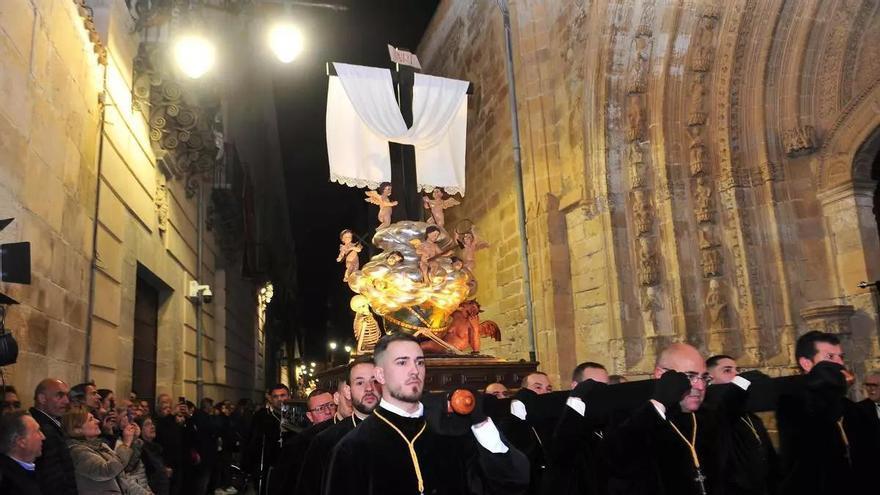 Veinticinco años con La Diablesa y el Cristo Yacente a hombros en Orihuela