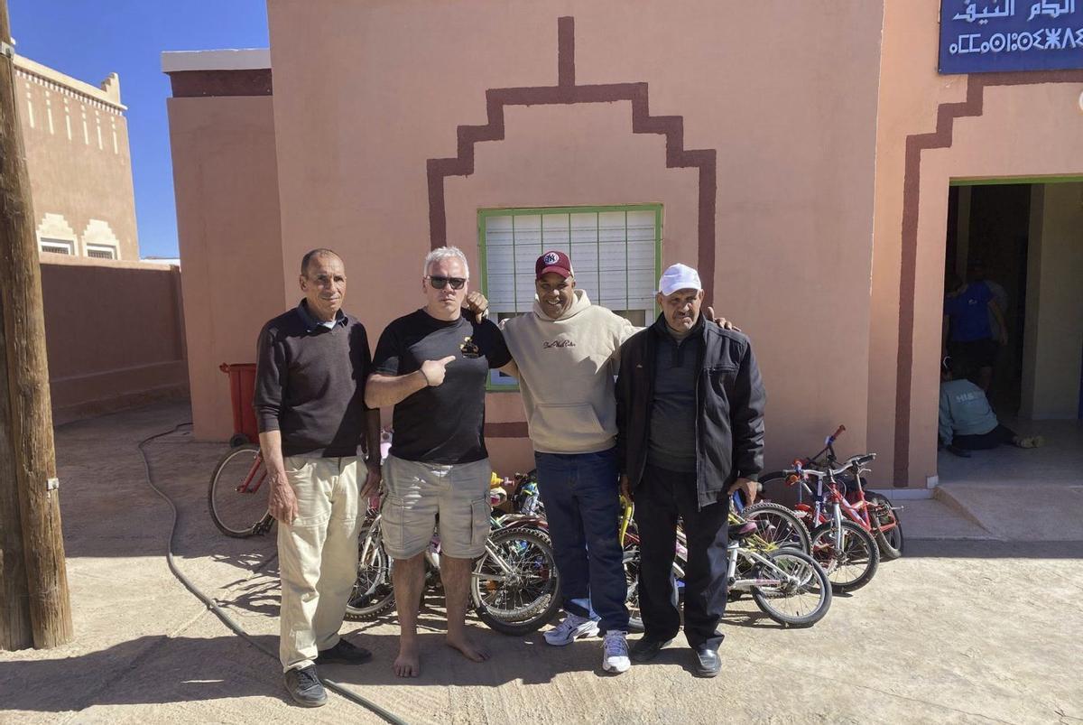 Seixo posa con las autoridades municipales de la localidad de Alnif