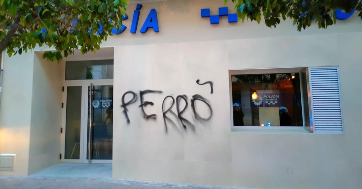 Pintada en la fachada de la nueva comisaría de la Policía Local de Murcia, en Espinardo.