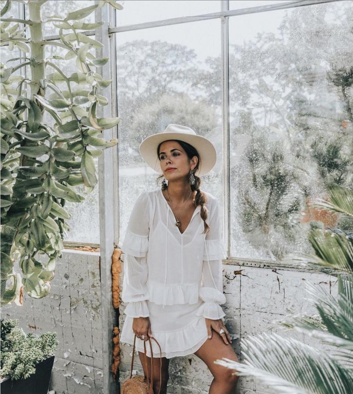 Looks blancos: vestido con volantes y sombrero