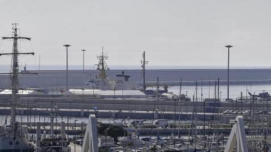 El «Aquarius» (centro), junto al «Dattilo» y el «Orione», ayer, atracados en el puerto de València.