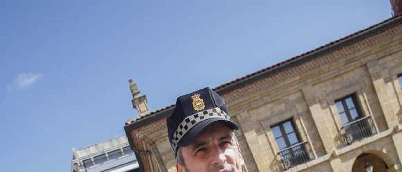 Diego Gallo, agente de la Policía Local en Avilés y árbitro, en El Parche.