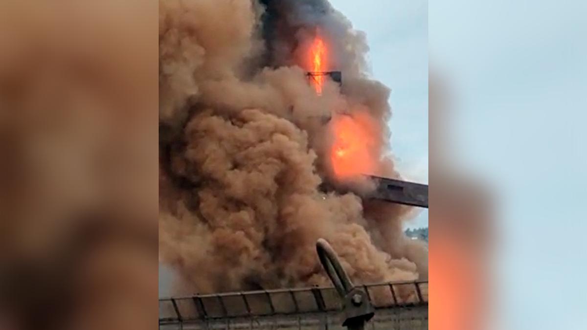 VIDEO: Un espectacular incendio obliga a desalojar la factoría de Arcelor en Gijón