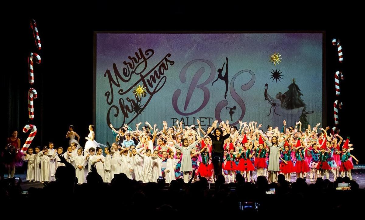 Saludo final de todas las bailarinas con su directora, María Simón.