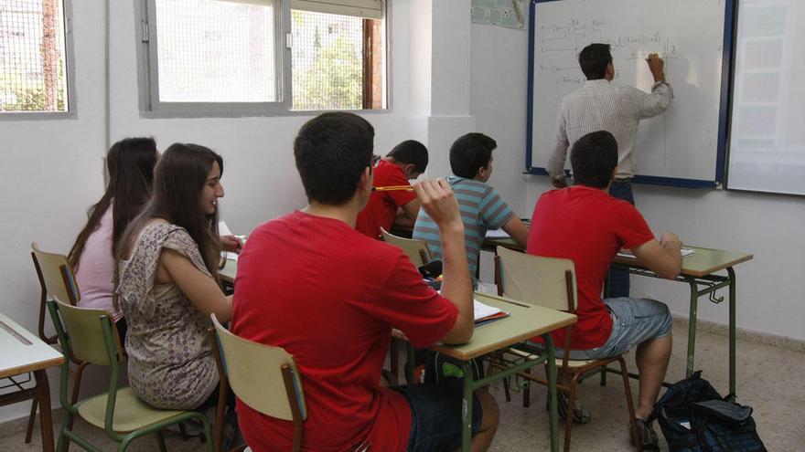 La Junta reforzará con 500 maestros la plantilla docente el próximo curso
