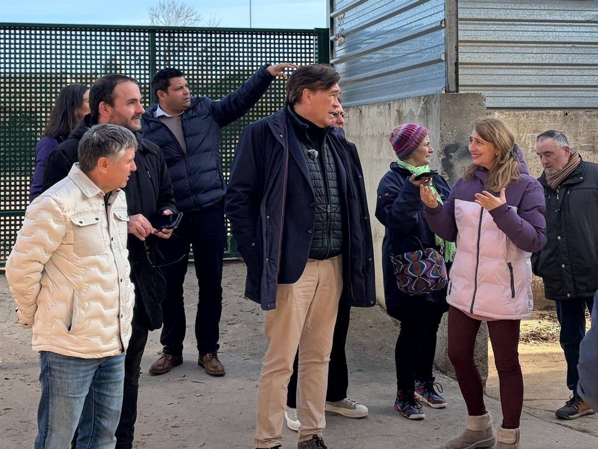El candidato de TE a la presidencia del Gobierno de Aragón, Tomás Guitarte, visita el polígono empresarial de Calaceite.