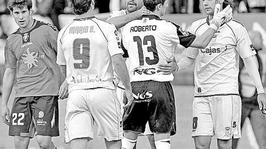 Roberto, portero de Osasuna, y jugadores del Xerez se saludan al final del partido.