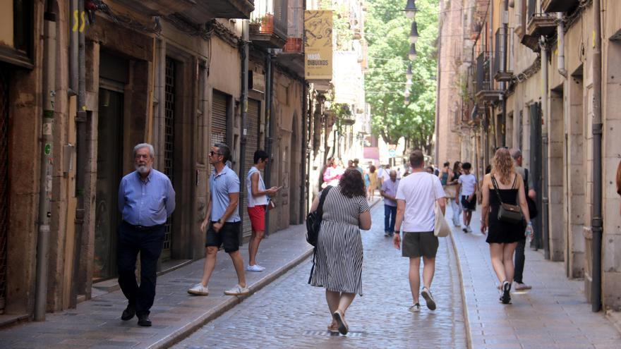 Els veïns i comerciants del carrer Ballesteries neguen que hi hagi turisme massiu a Girona