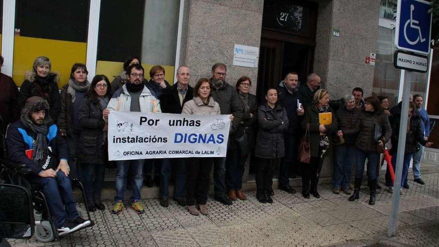 Concentración, anteayer, ante el edificio de las oficinas actuales en la calle Areal de Lalín. // Bernabé/J.Lalín