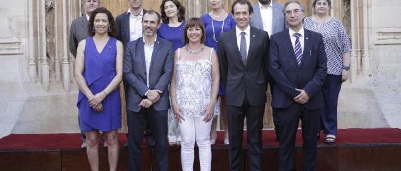 Foto de familia de Francina Armengol y los diez consellers de su Govern en el Consolat de Mar.