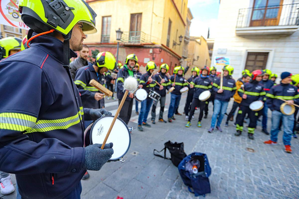 Protesta de los bomberos ante el pleno del Consell contra la Unidad ...
