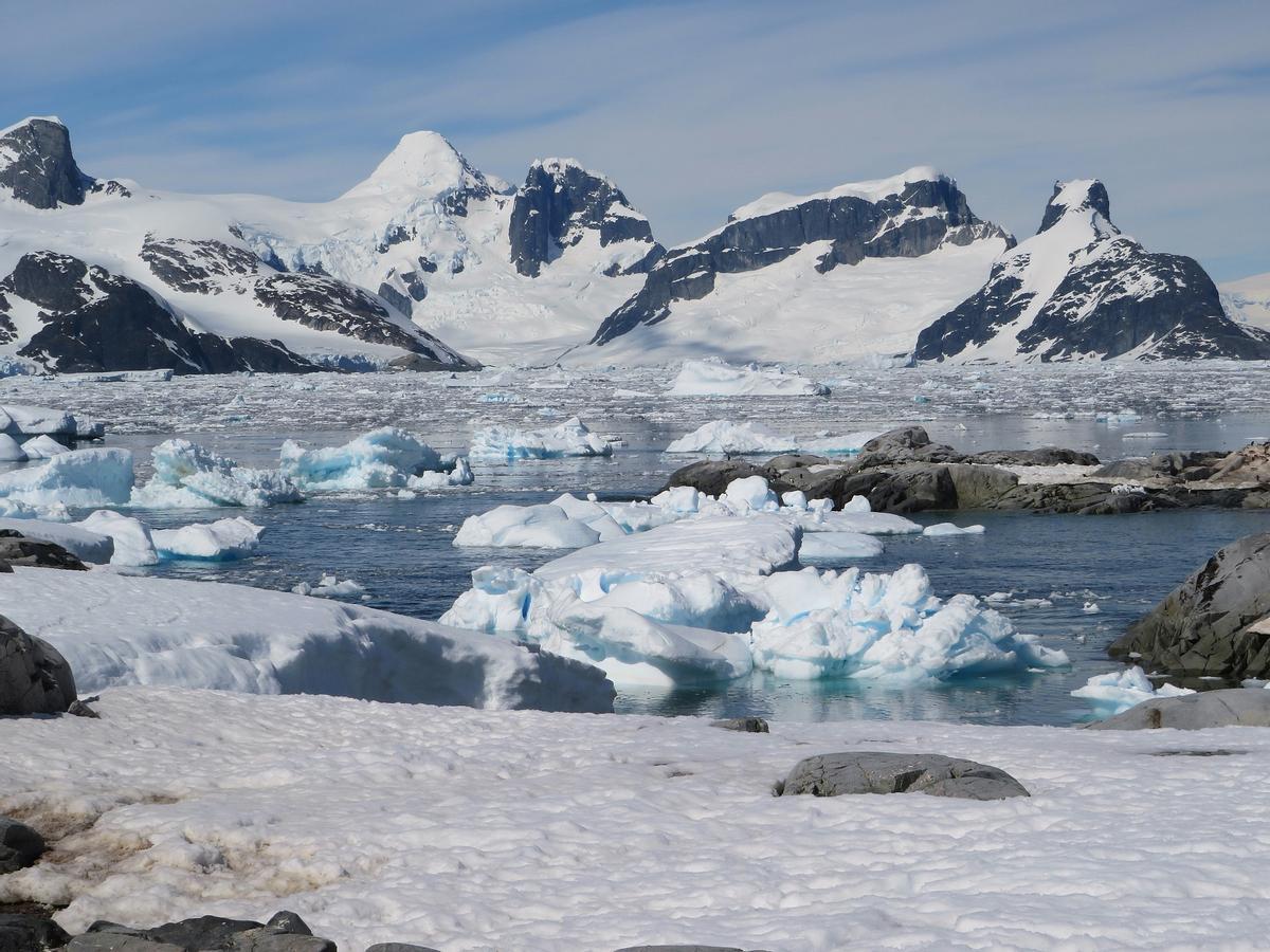El deshielo en la Antártida provoca el aumento del nivel del mar.