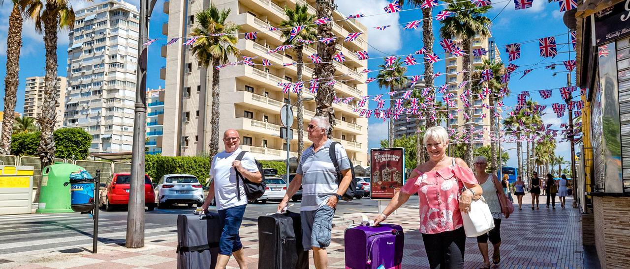 Turistas britanicos con sus maletas buscando su hotel en Benidorm