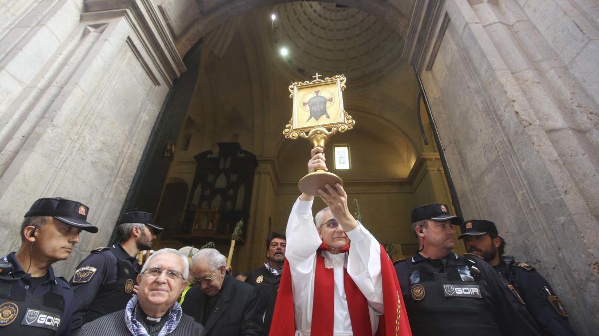 La Reliquia en su salida de la Concatedral