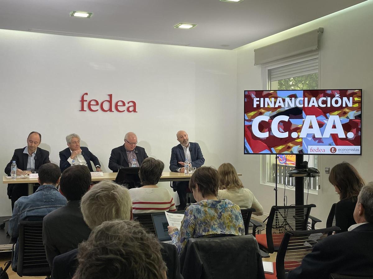 Los economistas José María Durán, Valentí Pich, Ángel de la Fuente, Diego Martínez-López en la sesión sobre financiación autonómica.