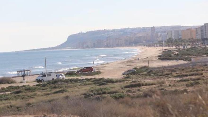 Imagen de la playa de Agua Amarga donde se plantea la ordenación de los espacios.