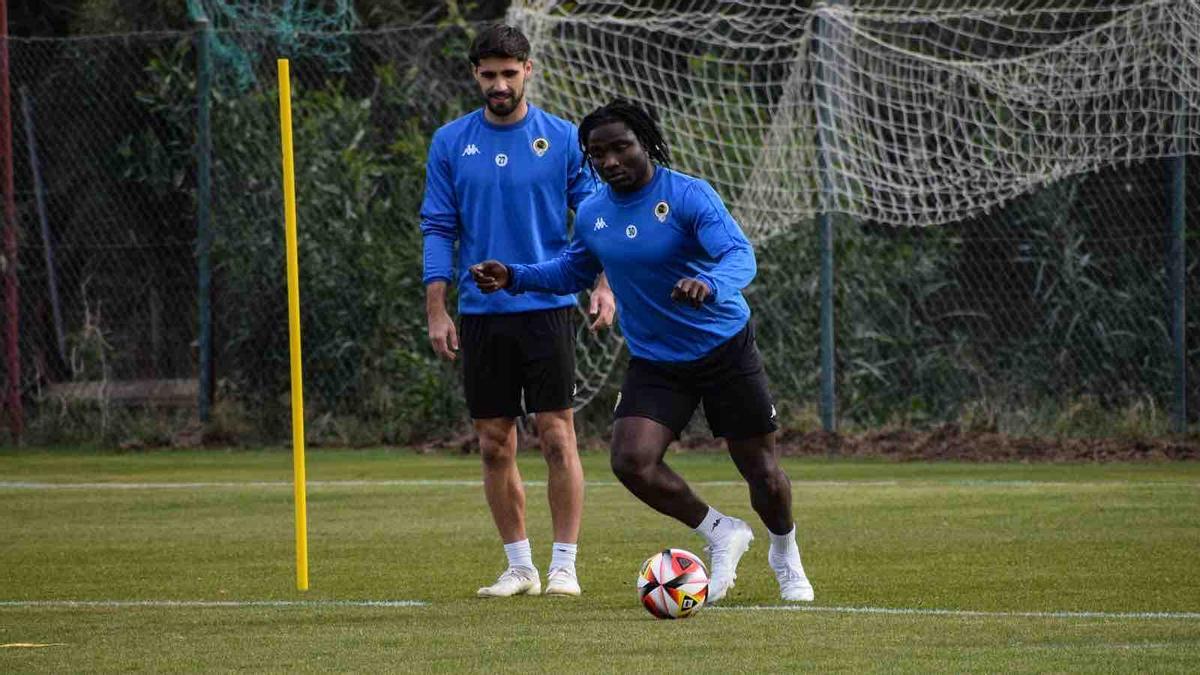 Richie Dapaah, durante una sesión de recuperación al margen del grupo meses después de su primera operación de rodilla.