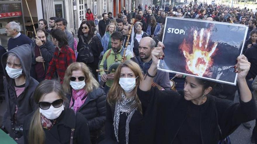 Miles de personas claman contra la política forestal de la Xunta