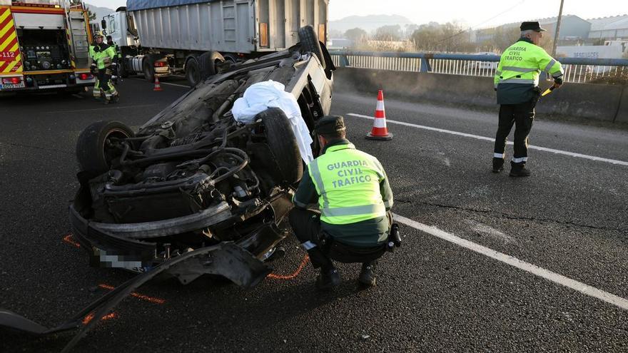 Muere un hombre tras volcar su coche en la A-55 a la altura de Porriño