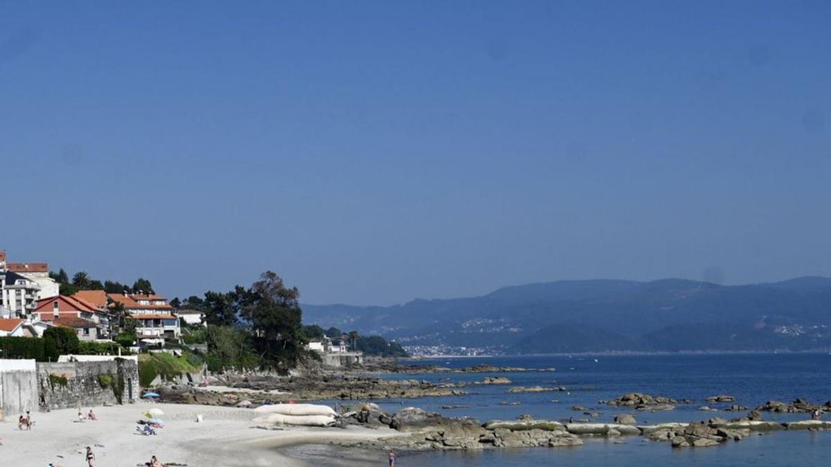 La playa de A Carabuxeira, en la tarde de ayer.   | // RAFA VÁZQUEZ