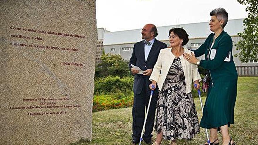 Pilar Pallarés (con muletas) junto al monolito en su honor.