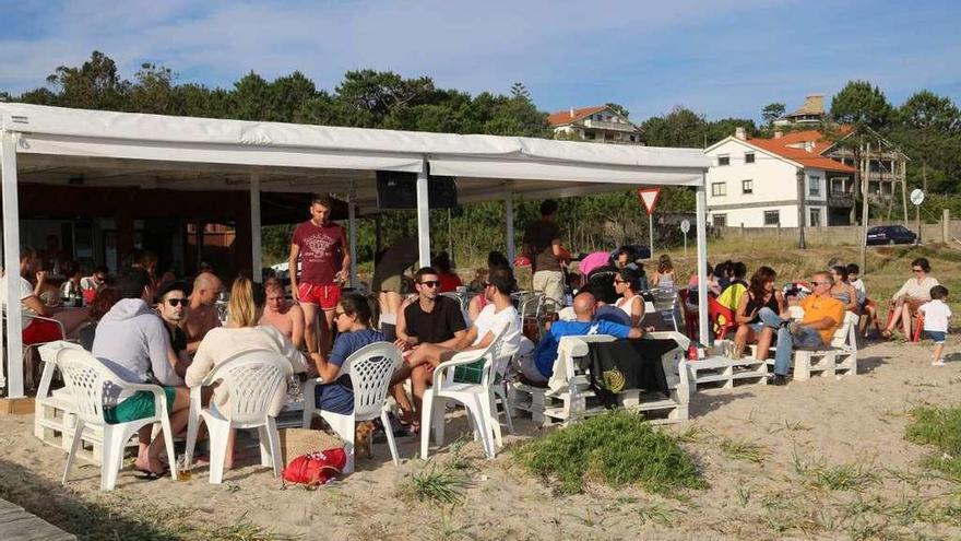 Un chiringuito en la playa de Raeiros, el verano pasado. // Muñiz