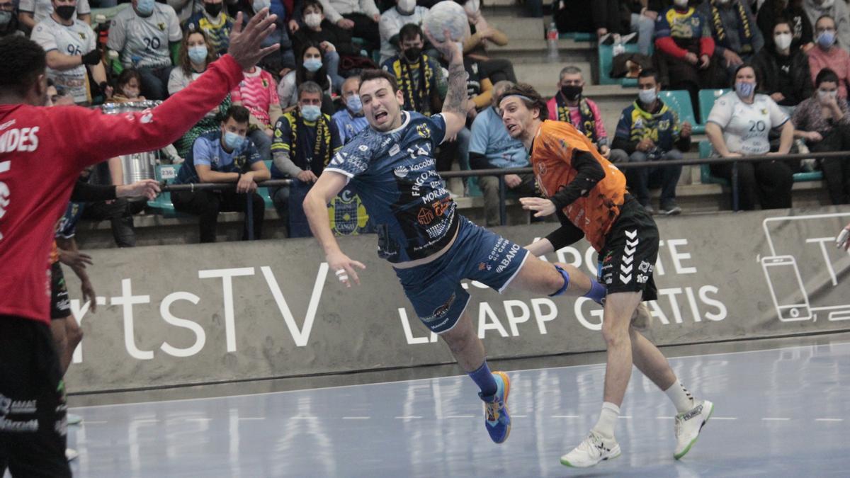 Martín Gayo lanza a puerta en un partido ante el Bathco Torrelavega.