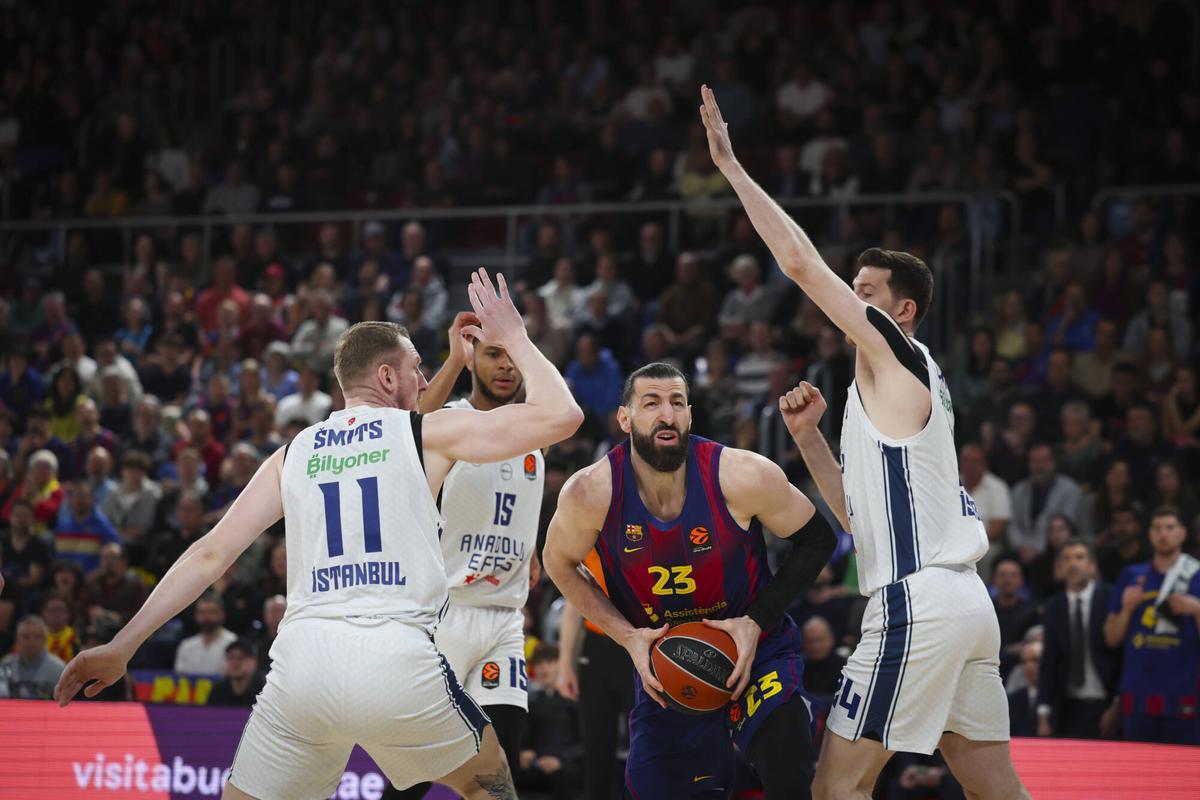 Tornike Shengelia se abre paso entre Smits y Osmani en el partido entre el Barça y el Efes, en el Palau.