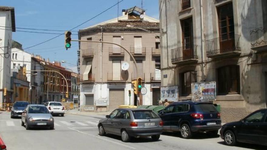 El carrer Carretera, travessera urbana de l&#039;antiga carretera de Manresa a Berga, és un dels punts conflictius