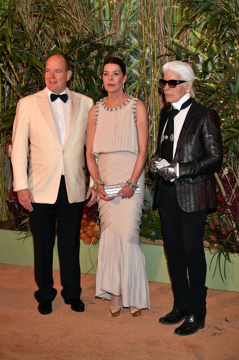 Alberto de Mónaco, la princesse Carolina de Mónaco y Karl Lagerfeld en el baile de la rosa