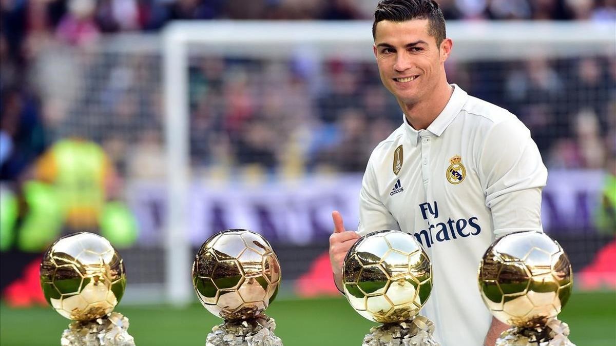 Cristiano Ronaldo posa en el Bernabéu con sus cuatro Balones de Oro el pasado mes de enero.