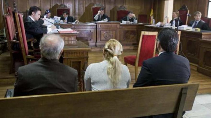 Arriba, el exedil de Fiestas Ricardo Monzó entra en el juicio. Debajo, los acusados en el banquillo.