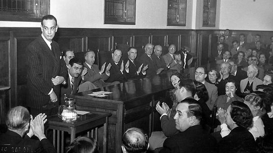 Conferencia de Cela en la primera Aula de Cultura de la Caja de Ahorros del Sureste.