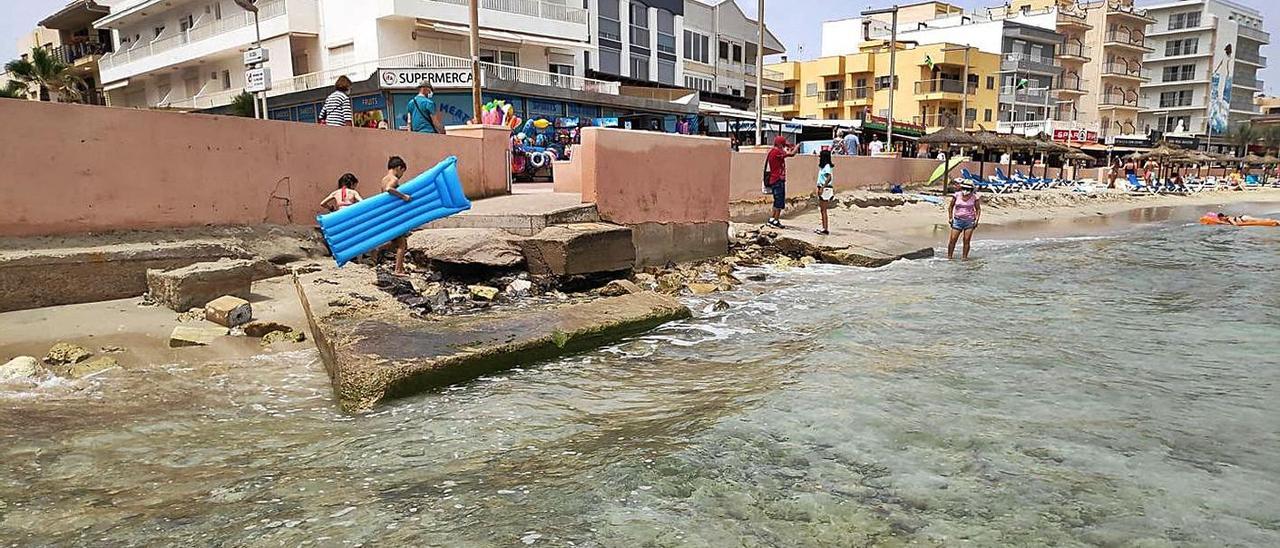 En esta imagen se aprecia que el mar ha invadido toda la playa en algunos puntos del núcleo. | B.BARCELÓ/FACEBOOK