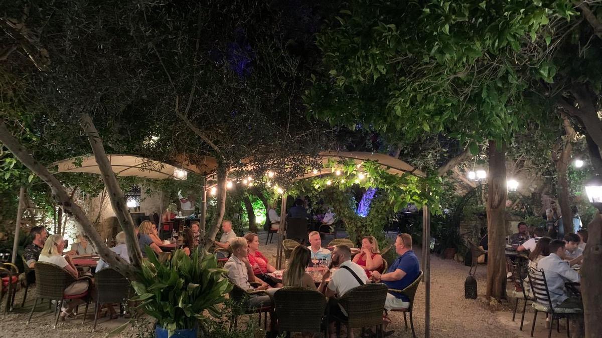 Este es el restaurante más "mágico" de Málaga, con su propio jardín secreto y la mejor comida casera