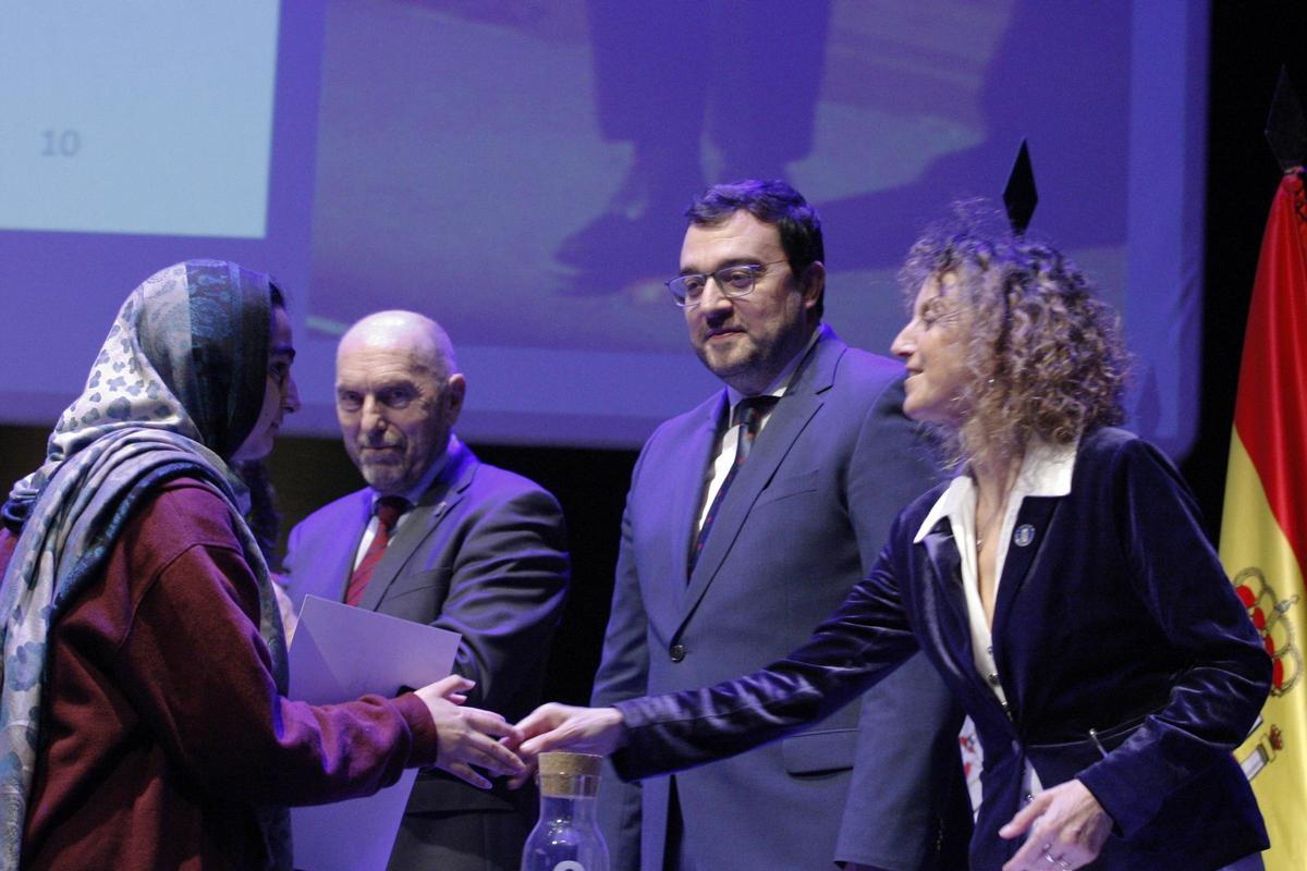 Entrega de los "Premios extraordinarios" de Educación en el teatro de la Laboral