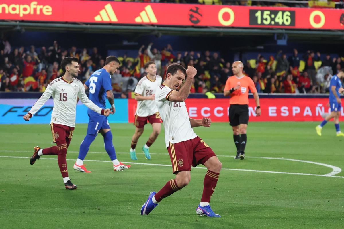 Mike Oyarzabal celebra el 1-0.