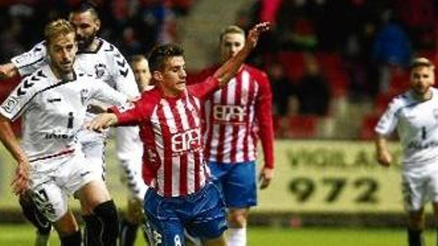 Pere Pons és travat per darrere per Pulido, jugador de l&#039;Albacete.