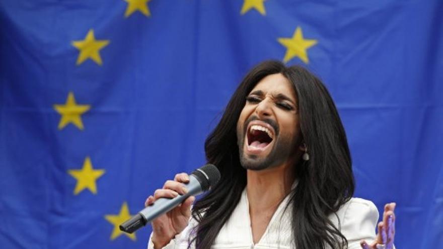 Conchita Wurst canta ante el Parlamento Europeo