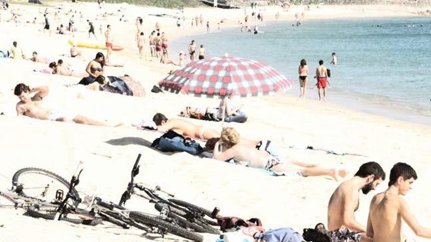 Bañistas en la playa de Rodeira // SANTOS ÁLVAREZ