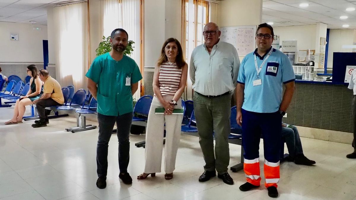 Las autoridades, durante la visita al Centro de Salud de La Rambla.