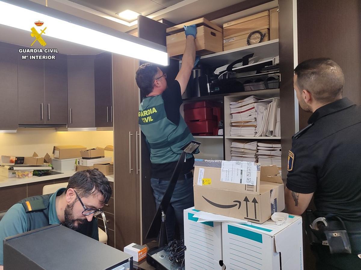 Detenido el gerente de una asesoría de Sax por grabar a trabajadoras y clientas con 30 cámaras espía