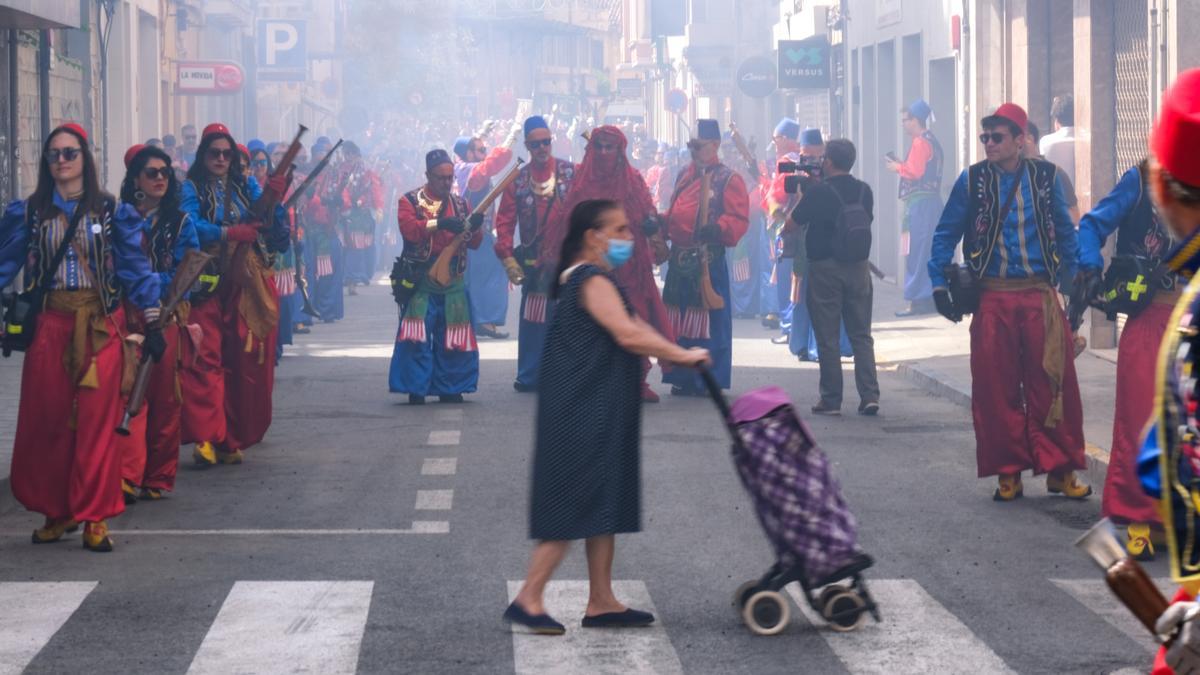 Una mujer en plena batalla de arcabucería camino de la compra.