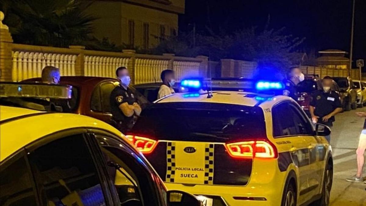 La Policía Local de Sueca, en la casa en la que se produjo el intento de robo.