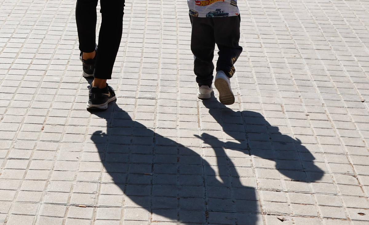 Sombra de Silvia (nombre ficticio) y su hijo de 4 años.