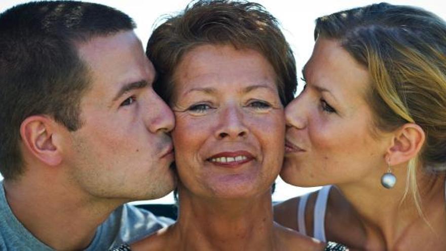 La turista holandesa Mary-Anne Goossens (segunda a la izquierda) posa con su hija Jantje y su hijo Fritz, cerca de un hotel en Málaga, España, hoy viernes 8 de julio de 2011. Goossens, de 48 años estuvo 19 días desaparecida al sur de España y fue hallada el pasado 6 de julio de 2011. Goossens fue hallada por un grupo de senderistas cerca del río Chillar, en Nerja.